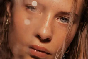 piękna kobieta w ciepłym świetle