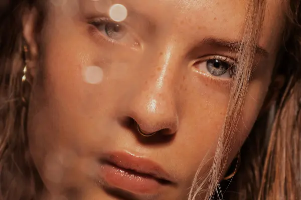 piękna kobieta w ciepłym świetle