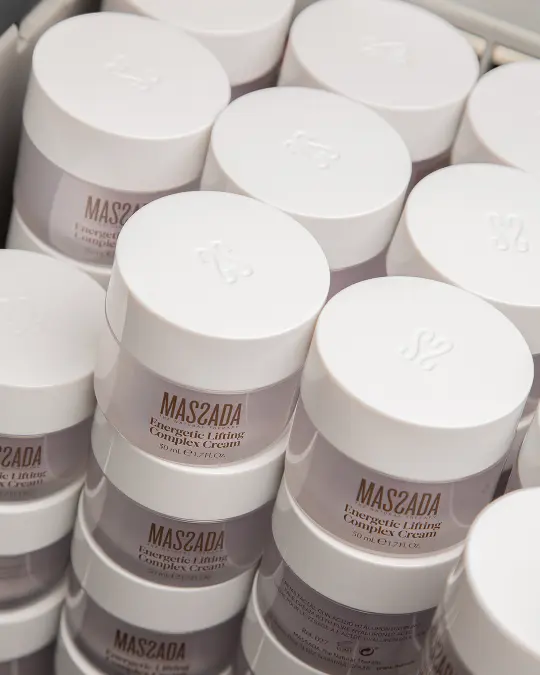 kremy z kwasem hialuronowym ułożone jeden na drugim