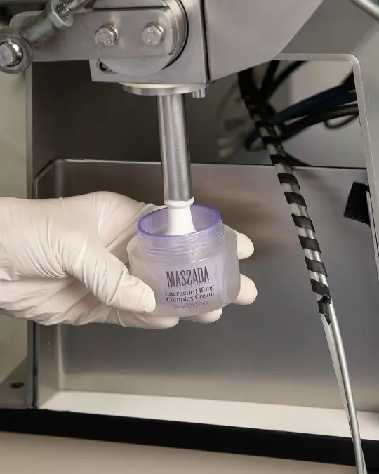 proces napełniania pudełka kremem z kwasem hialuronowym w laboratorium