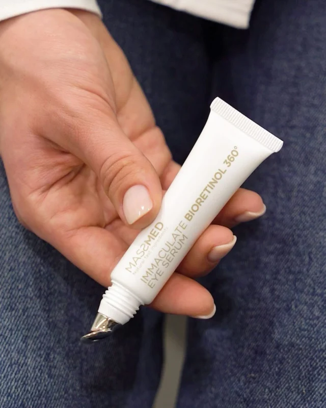 ✨ Już wkrótce nowość od Massady! ✨Immaculate Bioretinol 360º Eye Serum 💙To serum pod oczy z roślinnym bioretinolem morskim i chłodzącym efektem, które działa wielopoziomowo – od powierzchni skóry aż po jej głębsze warstwy.Co zauważysz?🪸 Natychmiastowy efekt liftingu🪸 Widocznie zredukowane worki i cienie pod oczami🪸 Skórę bardziej jędrną, gładką i pełną blasku🪸 Wysoką tolerancję – także dla skóry wrażliwejDla jeszcze lepszych efektów połącz je z kremem do twarzy z Bioretinolem ✨👀 STAY TUNED – premiera już wkrótce!