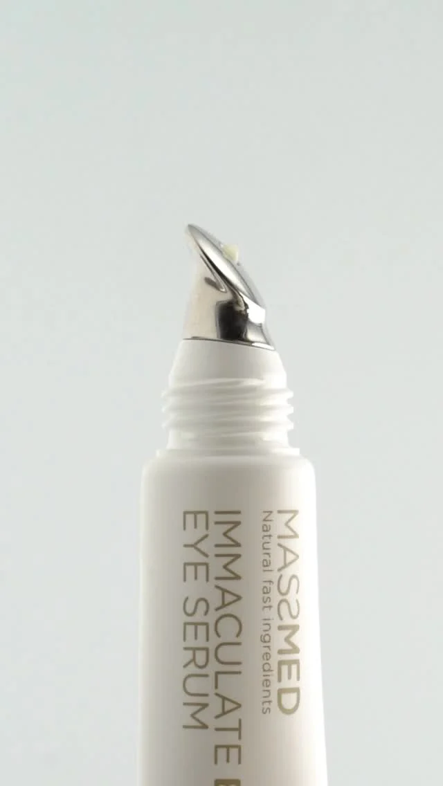 To nie jest zwykłe serum pod oczy 👀✨ To 360° pielęgnacji, która działa na wszystko, co zdradza zmęczenie: cienie, opuchnięcia, drobne zmarszczki i utratę jędrności.💚 Bioretinol wygładza i ujędrnia 💚 Kofeina pobudza mikrokrążenie i pomaga zmniejszyć worki pod oczami 💚 Centella asiatica + ceramidy regenerują i wzmacniają delikatną skóręEfekt? Spojrzenie wygląda na bardziej wypoczęte, świeże i pełne blasku ✨Idealne dla osób, które chcą efektu liftingu bez podrażnień typowych dla klasycznego retinolu 💫#massada #serumpodoczy #bioretinol #eyecare #skincare
