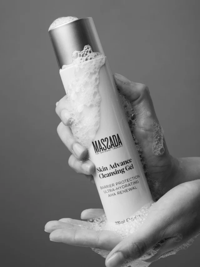 Każda skuteczna pielęgnacja zaczyna się od dokładnego oczyszczania 🫧🔜 Skin Advance Cleansing Gel skutecznie usuwa makijaż, zanieczyszczenia i nadmiar sebum, jednocześnie dbając o naturalne nawilżenie skóry. Dzięki zawartości kwasu hialuronowego, enzymów z granatu, aloesu i nagietka pozostawia cerę czystą, ukojoną i przyjemnie miękką.Po oczyszczaniu sięgnij po Milky Elixir Toner, który przywraca skórze równowagę, intensywnie nawilża i przygotowuje ją na kolejne etapy pielęgnacji.