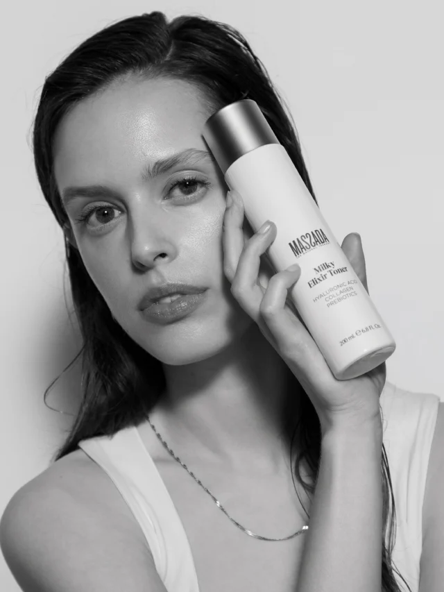 🥛✨ Tonik, który daje skórze dokładnie to, czego potrzebuje po oczyszczaniu.Milky Elixir Toner to wyjątkowy tonik o mlecznej konsystencji, który pomaga przywrócić skórze równowagę i odpowiedni poziom nawilżenia już po pierwszym kroku pielęgnacji.💧 Intensywnie nawilża🌿 Koi i redukuje uczucie ściągnięcia✨ Przywraca miękkość, elastyczność i naturalny blaskW jego formule znajdziesz m.in. kwas hialuronowy, aloes, wąkrotkę azjatycką, olej jojoba, awokado, dziką różę oraz peptydy kolagenowe — składniki, które wspierają komfort i zdrowy wygląd skóry każdego dnia.To prosty krok, który sprawia, że cera wygląda świeżo, promiennie i jest gotowa na kolejne etapy pielęgnacji. 🤍#glowskin #glassskin #glassefect #milkytoner #massadanaturalnie